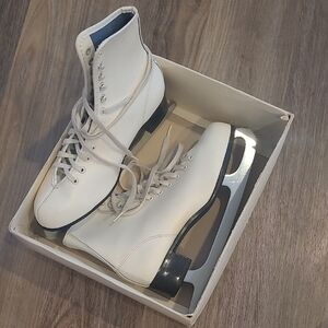 Vintage 1975 White Ice Skates